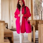 Blog 25 3.-Exemple-de-tinute-pentru-moda-toamna-iarna-2022-tinuta-alba-cu-palton-si-geanta-roz