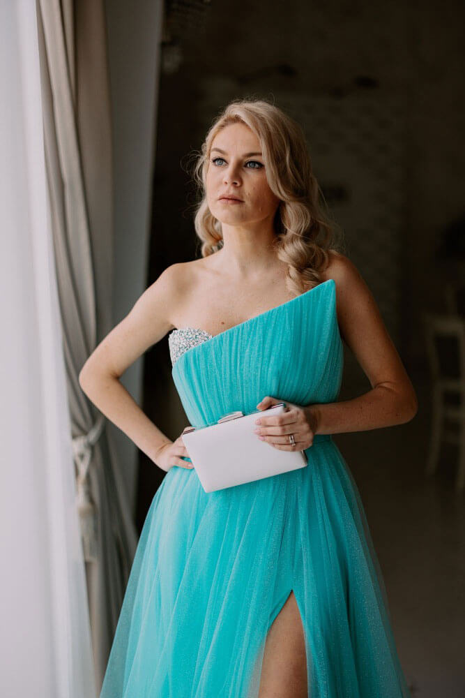 rochie-turcoaz,-langa-fereastra,-clutch-alb
