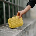 Blog 25 Geanta din material sintetic pentru femei de evenimente galben inchidere cu accesoriu metalic