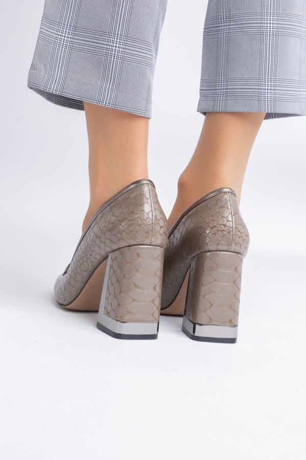 Pantofi Damă cu Toc Gros din Piele Ecologică texturată taupe BS25AY2402719 123