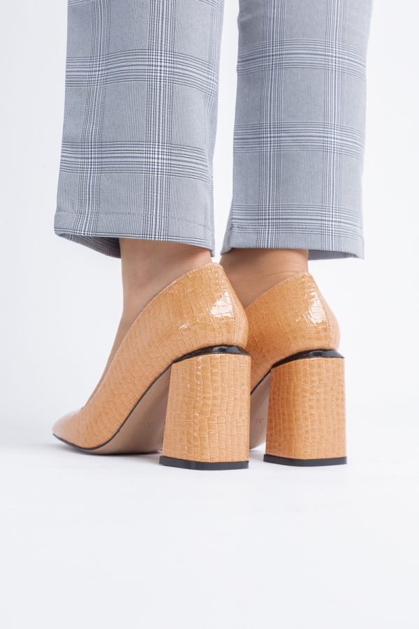 Pantofi Damă cu Toc Gros din Piele Ecologică texturată maro camel BS01AY2402752 121