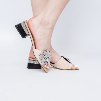Saboți cu toc jos pentru femei, cu un design floral și detalii strălucitoare, piele ecologică culoare Bej BS90TR2403864