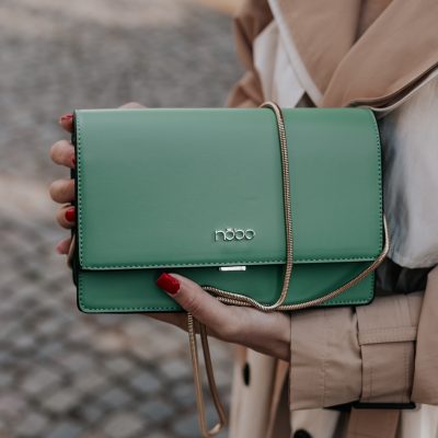 Geantă femei casual de umar cu clapetă piele ecologică verde Nobo NBAG-R1570-C008