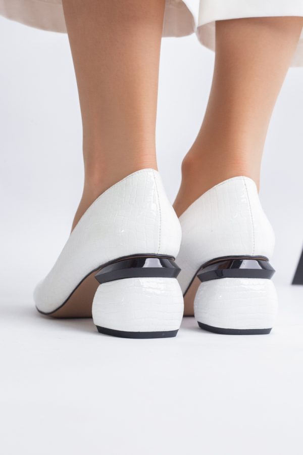 Pantofi Damă cu Toc Jos din Piele Ecologică Alb lac BS105AY2402712 121