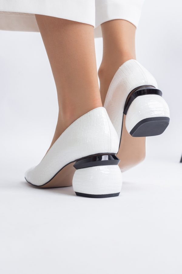 Pantofi Damă cu Toc Jos din Piele Ecologică Alb lac BS105AY2402712 123