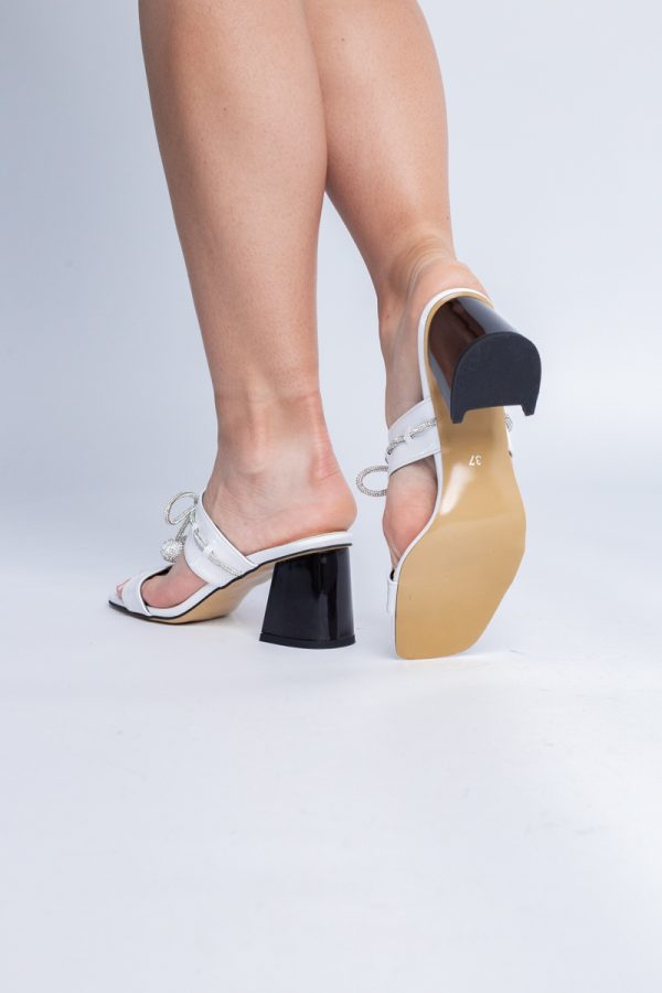 Saboți cu toc pentru femei din piele ecologică accesorizati cu strasuri culoarea albă (BS521TR2405323) 123