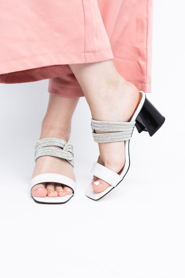 Saboți cu toc pentru femei din piele ecologică accesorizati cu strasuri culoare Alb (BS522TR2405397) 123