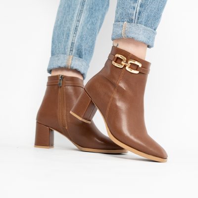 Botine elegante de damă cu toc din piele ecologică cu lanț Maro BS1064AY2411146